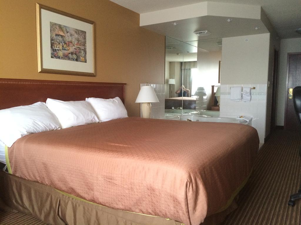 Foxwood Inn And Suites Fox Creek Habitación foto