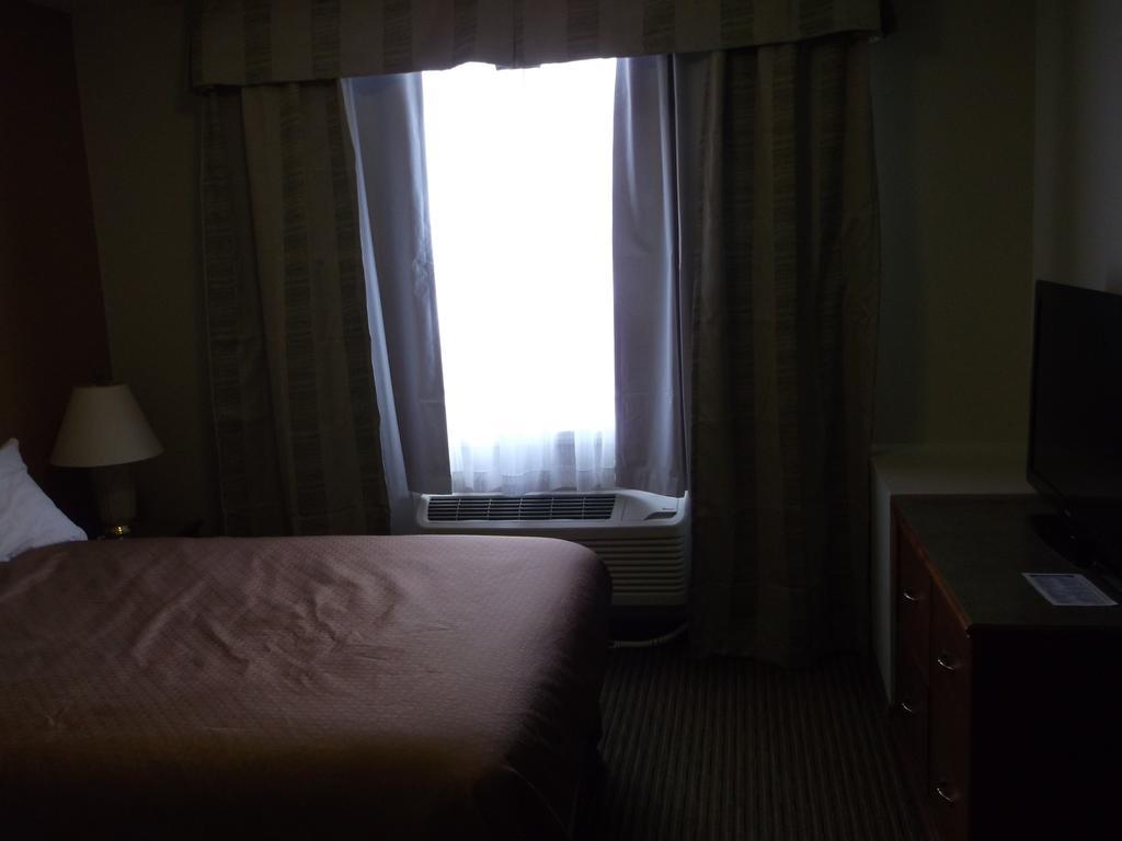 Foxwood Inn And Suites Fox Creek Habitación foto